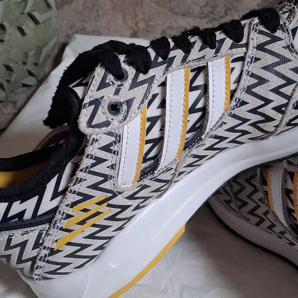 Adidas black / white zigzag pattern men's shoes size 7 yellow lining SHW 675001